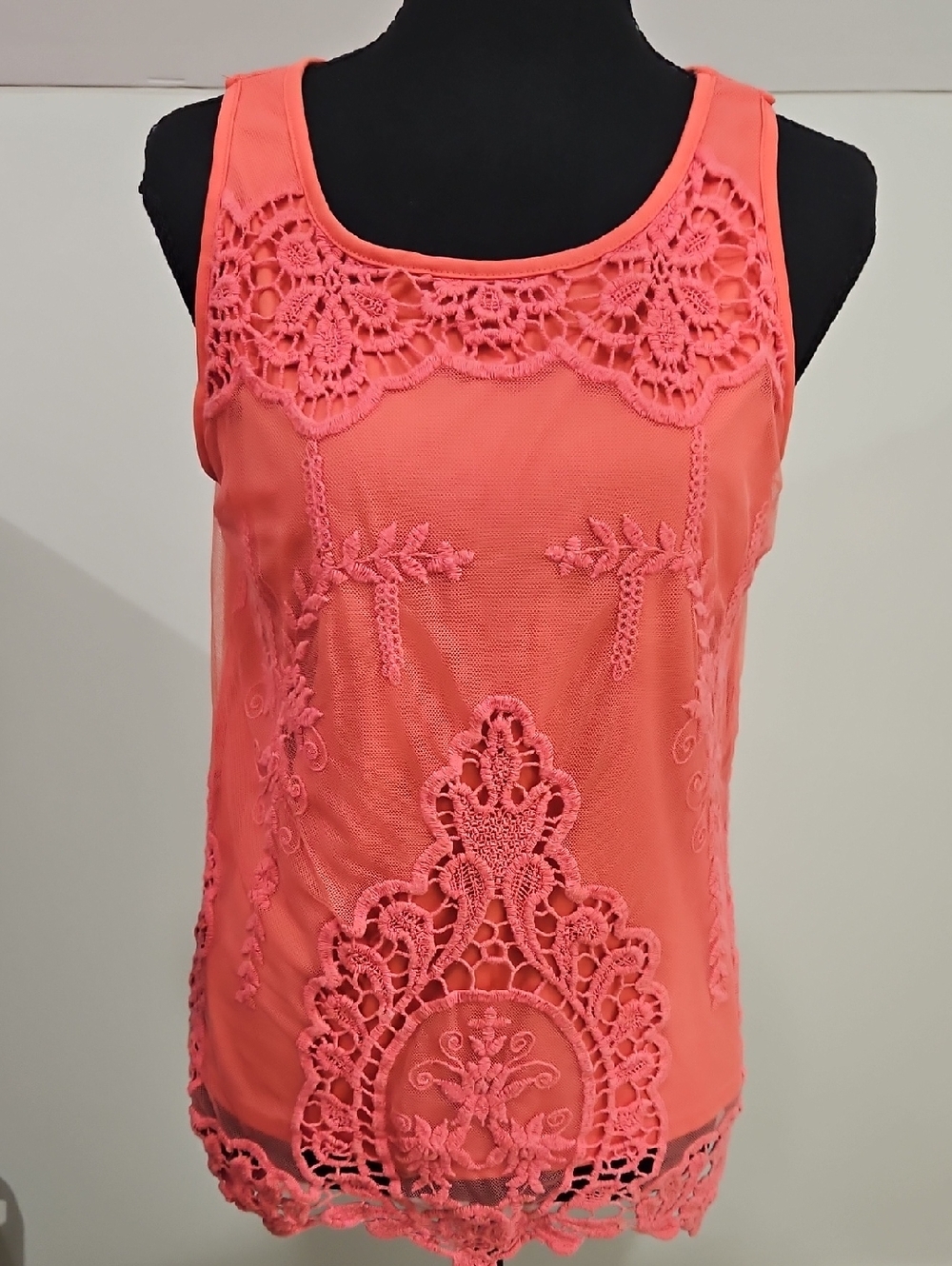 Ultra Pink Women’s Coral Lace Embroidered Tank Top. Size M